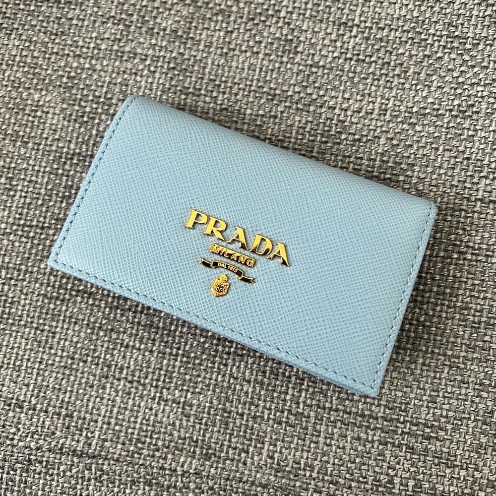 5️⃣0️⃣0️⃣ Prada Saffiano Leather Card Holder Light Blue